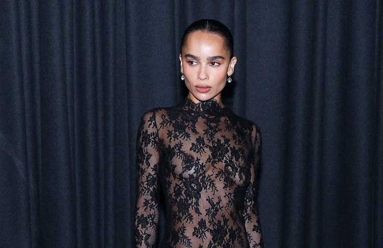 Zoë Kravitz s'inspire d’une tenue iconique de Britney Spears au défilé Saint Laurent