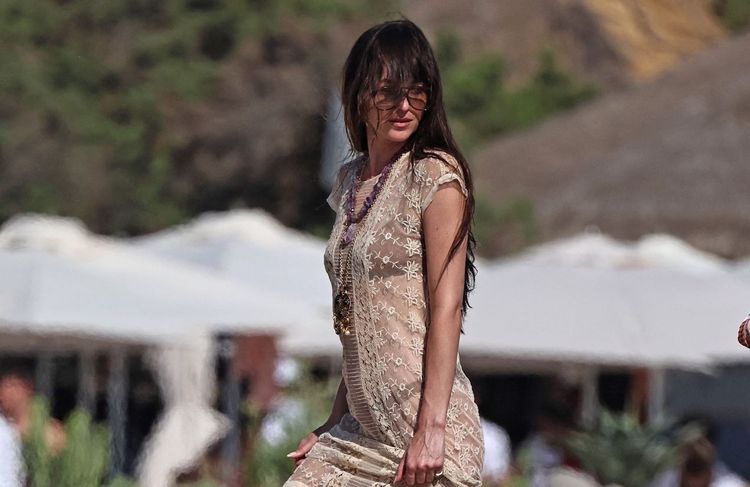 En robe crochet à Ibiza, Dakota Johnson consacre la tendance phare de la saison