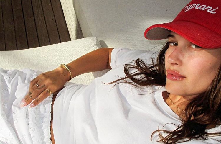Coachella : Hailey Bieber adopte un carré à l’esprit baroque