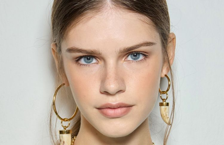« Tightlining » : l’eyeliner invisible qui agrandit le regard en quelques secondes