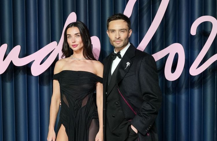 Ed Westwick dévoile les coulisses de son Noël avec sa femme Amy Jackson et son fils Oscar