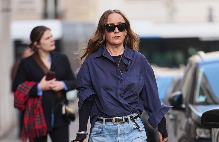 Est-ce ringard de glisser un pan de chemise dans son pantalon ? La tendance qui divise les générations