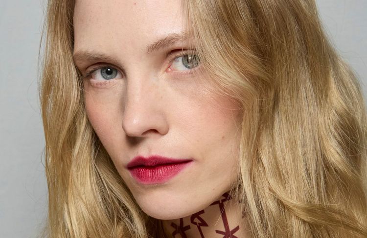 Rouge à lèvres sur tout le visage : la nouvelle lubie des réseaux sociaux
