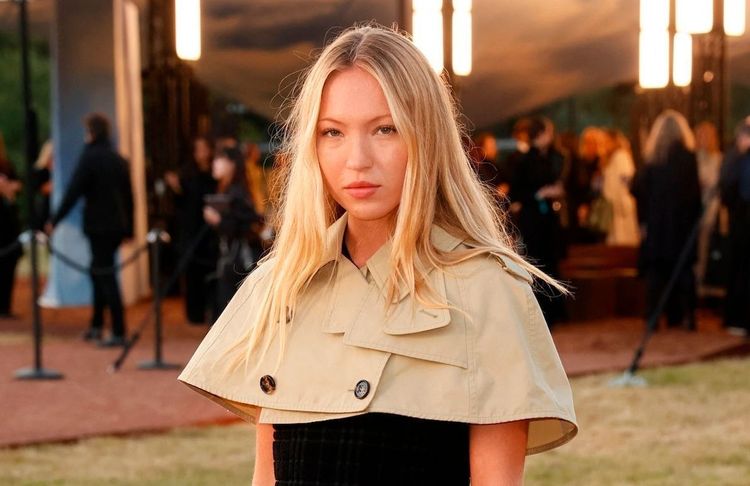 Lila Moss s’offre une rare apparition avec son père Jefferson Hack au défilé Burberry