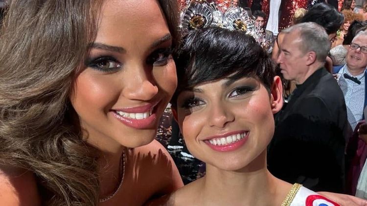 Indira Ampiot s'adresse à Eve Gilles pour ses adieux à Miss France
