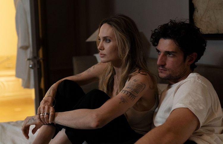 « Coutures » : le film français porté par Angelina Jolie se dévoile dans une première bande-annonce
