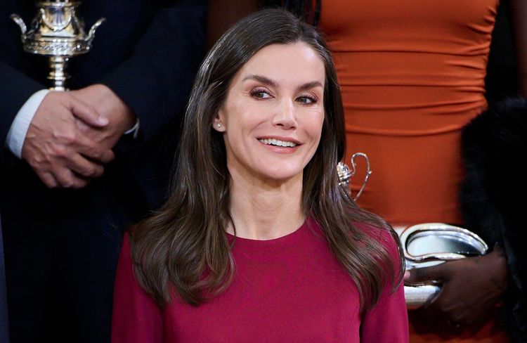 Letizia d’Espagne succombe à la robe rouge pile à temps pour la Saint-Valentin