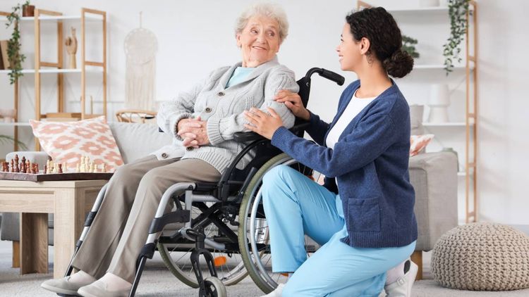 Retraite : combien ça coûte de bien vieillir chez soi plutôt que d'aller en Ehpad ?