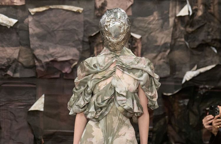 ELLE Debriefe – Fashion Week Jour 3 : Ça veut dire quoi, “s’habiller couture” ?