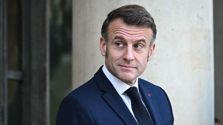 "Emmanuel Macron ne pense qu’à rester au pouvoir" : Michel Onfray fustige le président sur sa gestion du budget 2026
