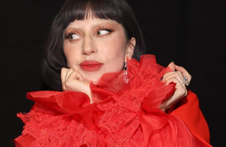À New York, Lady Gaga donne une aura rock à son blazer XXL en le portant très court