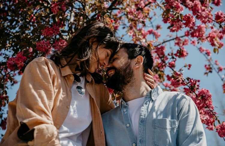 « Blue sky dating » : pourquoi le printemps est la meilleure saison pour faire des rencontres