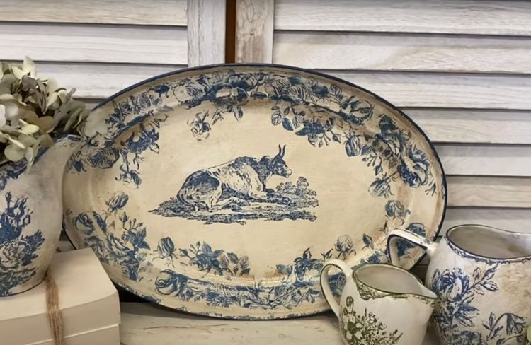 Comment donner un look de vaisselle en céramique ancienne à un plat en métal