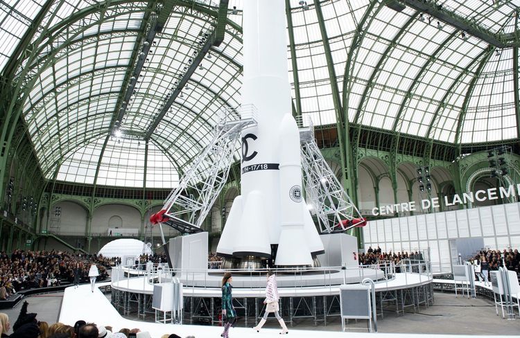 Pourquoi la mode se tourne-t-elle à nouveau vers la conquête spatiale ?