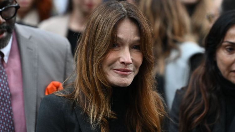 Aya Nakamura : "absurde et stérile", femme de Sarkozy; Carla Bruni 100% franche sur la chanteuse annoncée au Stade de France