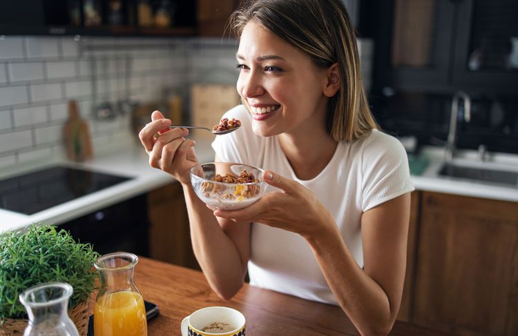 À quelle heure faut-il vraiment petit-déjeuner pour booster son métabolisme (et brûler plus de calories la journée) ?