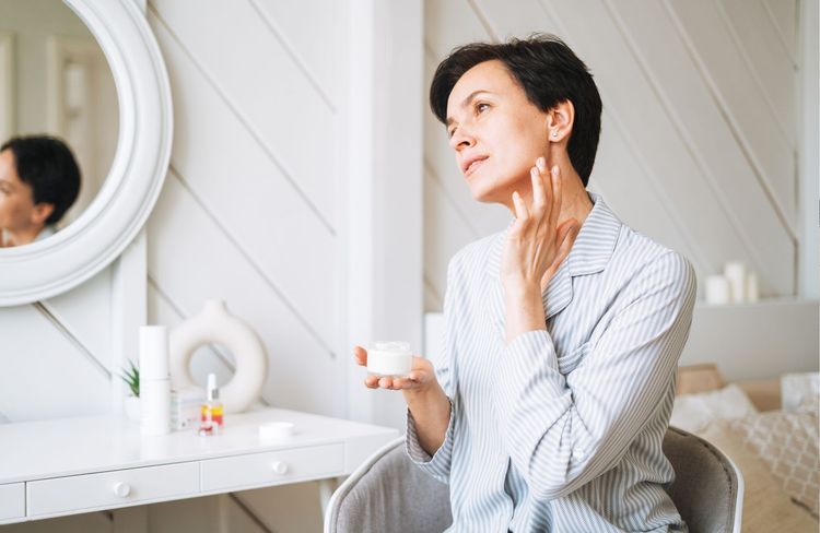 Voici la routine anti-âge idéale selon les dermatologues et les facialistes