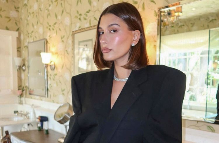 Hailey Bieber dévoile sa routine maquillage pour un teint bronzé et glowy