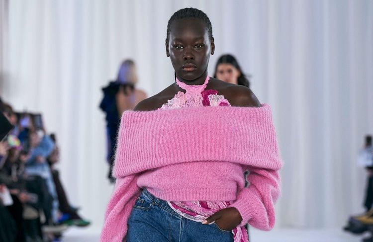 Les épaules dénudées : le geste stylistique qui donne de l’allure