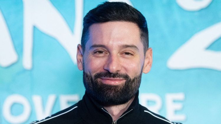 "Me taper les plus belles meufs de la planète" : après Laurent Ruquier, Hugo Manos (37 ans) hétéro ?