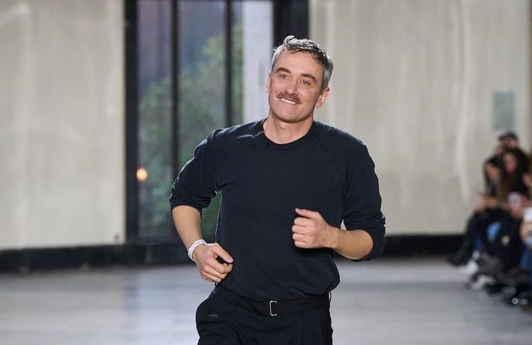 Après avoir ressusciter la maison Patou il y a sept ans, Guillaume Henry tire sa révérence