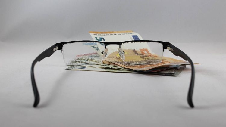 Voilà pourquoi les ventes de lunettes et de lentilles grimpent beaucoup en France