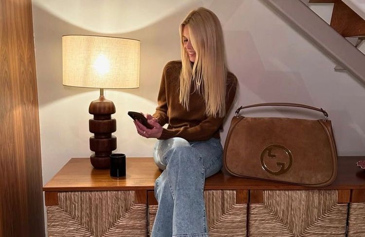 Les stars ne jurent que par ce sac élégant et aux accents seventies