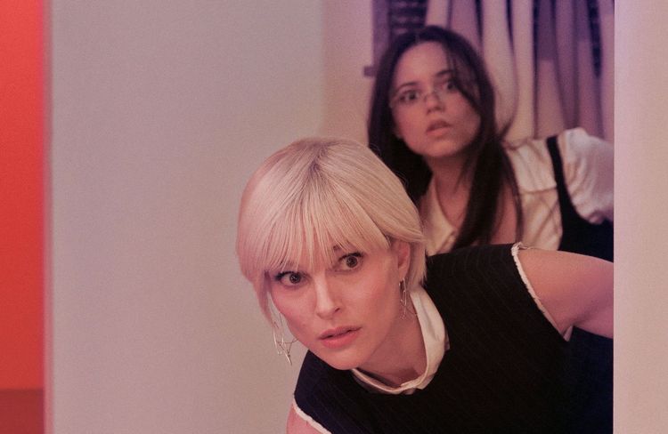« The Gallerist » : les premières images du film avec Natalie Portman (méconnaissable en blonde) et Jenna Ortega