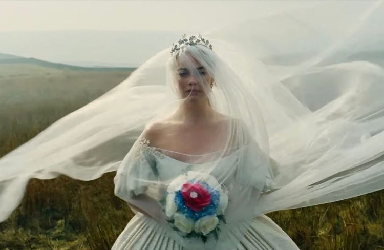 Pourquoi tout le monde parle de la robe de mariée de Margot Robbie dans « Hurlevent » ?