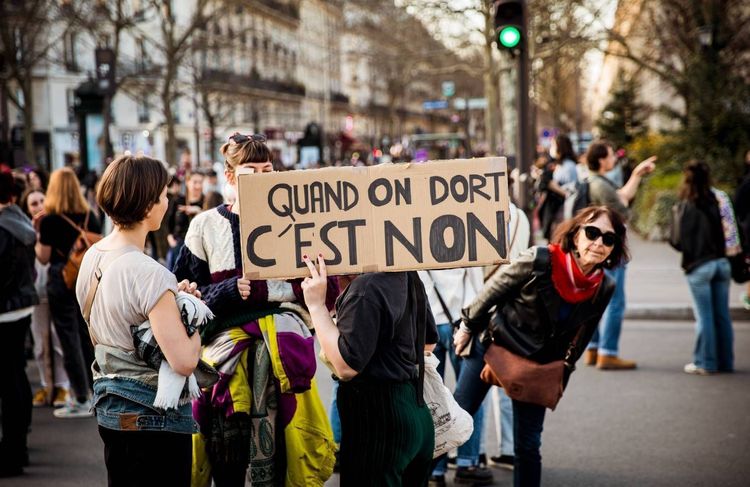105 hommes volontaires pour violer une femme endormie : un an après Mazan, rien n’a changé
