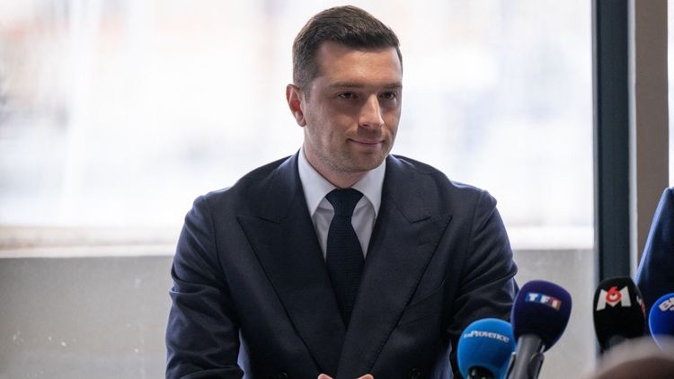 Jordan Bardella en couple avec Maria Carolina : les parents de la princesse très inquiets, "elle a l'habitude de..."