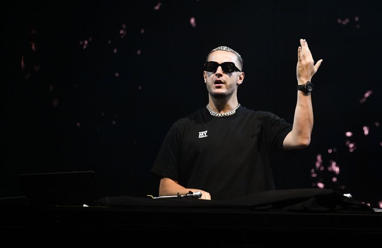Mylène Farmer crée la surprise et rejoint DJ Snake sur scène à Nîmes