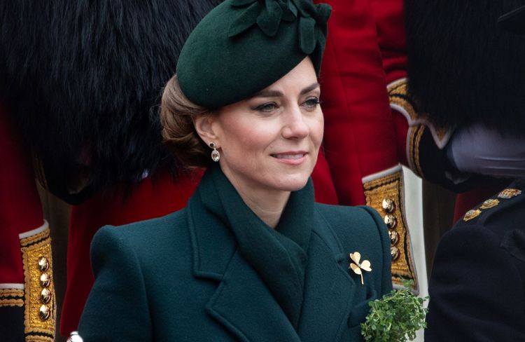 Kate Middleton célèbre la fête des mères, un an après la polémique sur sa photo retouchée