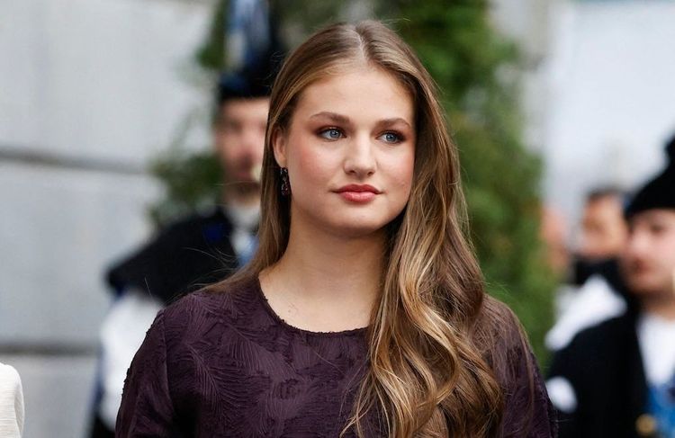 La princesse Leonor suit les pas de sa mère et mise sur une élégante robe de gala signée H&M