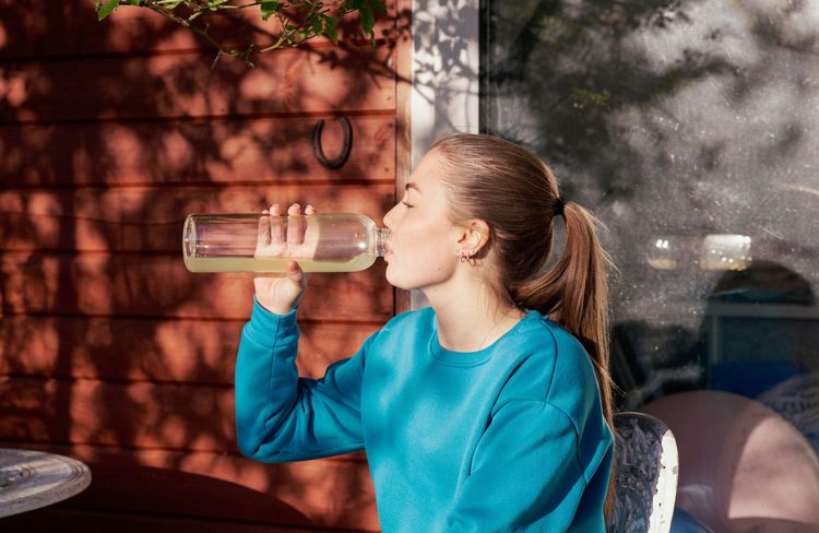 Eau de gombo : quelle est cette boisson detox qui promet d'hydrater la peau et de lutter contre les imperfections ?