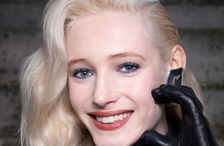 Dents blanches : qu’est-ce que l’oil pulling, cette tendance TikTok qui alertent les dentistes ?