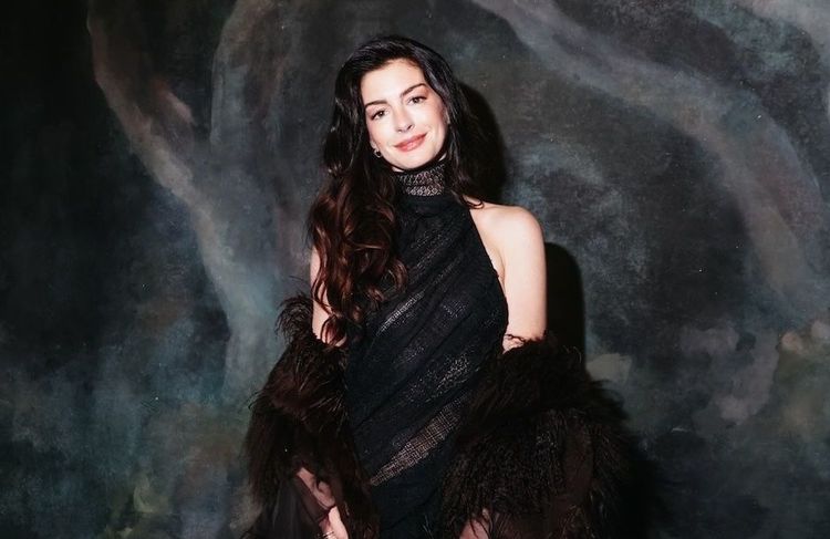 Robe transparente et boa de plumes : l’arrivée spectaculaire d’Anne Hathaway au défilé Ralph Lauren