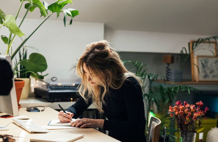 L'édito de ELLE : en 2026, les cartes postales vont rendre les mails has-been