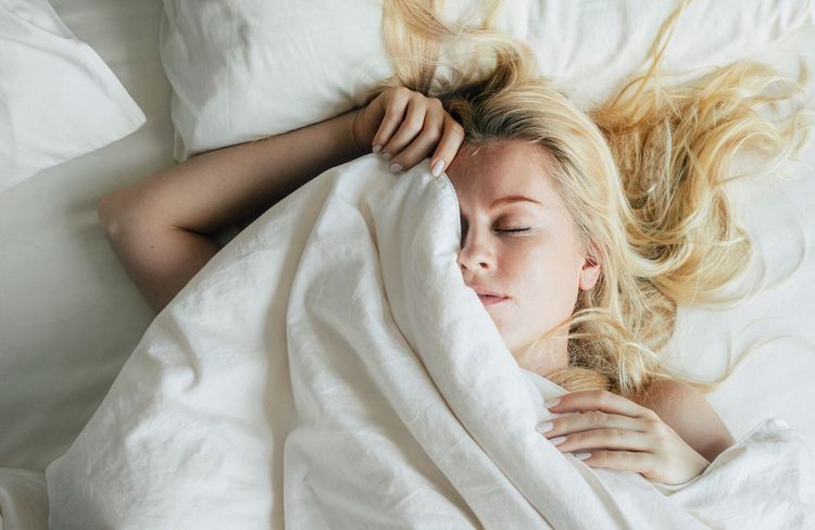 Qu’est-ce-que le « potato bed », l’astuce virale qui promet de nous aider à mieux dormir ?