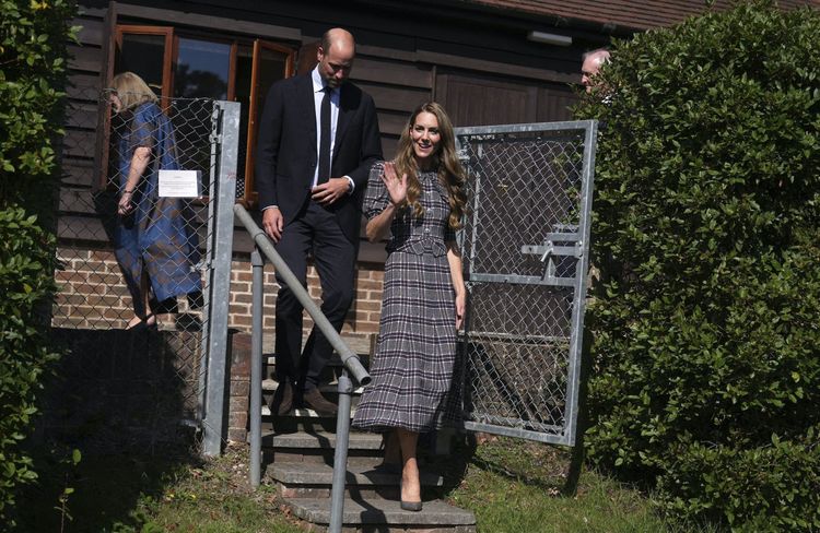 Manches gigot, col pelle à tarte et motif tartan : Kate Middleton renoue avec ses classiques favoris de l’automne