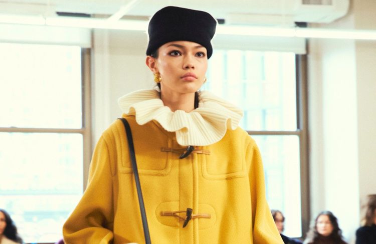 Classique et stylé : ce manteau en laine fait son grand retour mode cet hiver