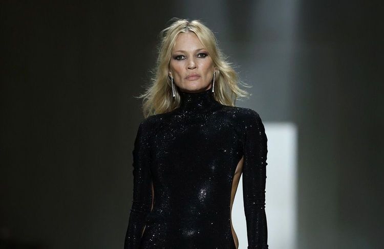 Décolleté dorsal vertigineux, string apparent, robe sirène.... Kate Moss fait sensation sur le podium de Gucci