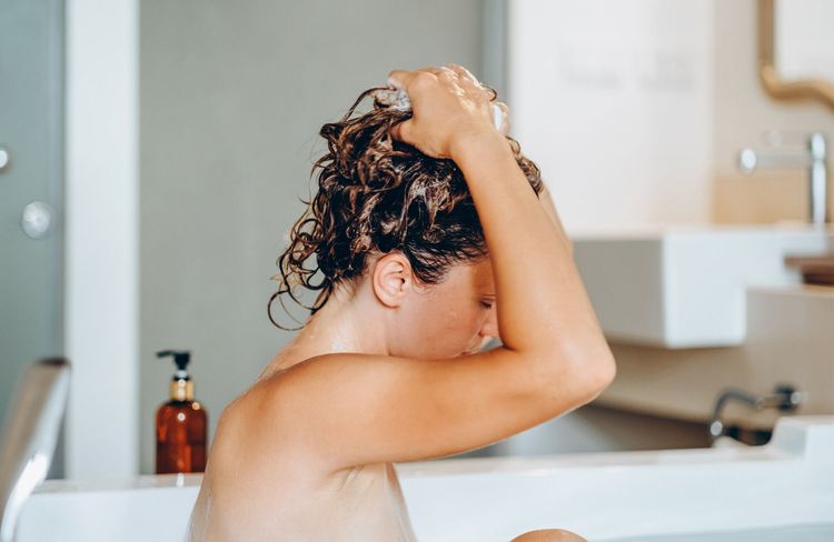 Cette astuce toute simple permet de décupler l'efficacité de votre shampoing anti-chute