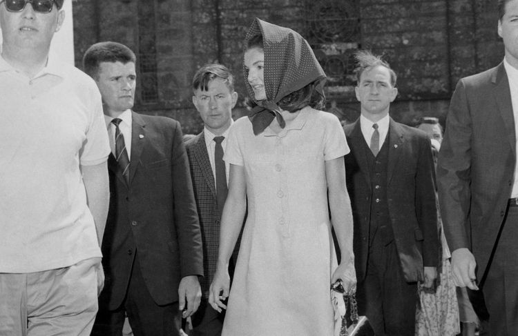 Pantalon capri, foulards, lunettes XXL… Le style Jackie Kennedy s’impose cet été