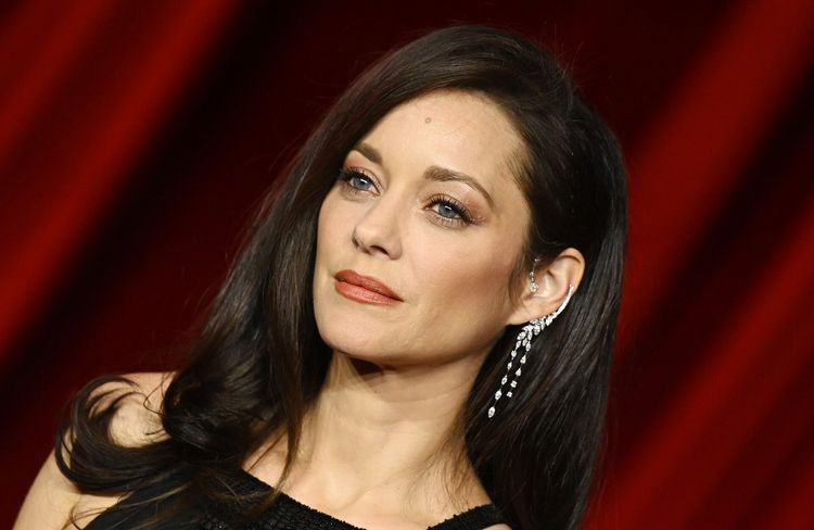 Méconnaissable, Marion Cotillard fête Halloween déguisée en ange noir