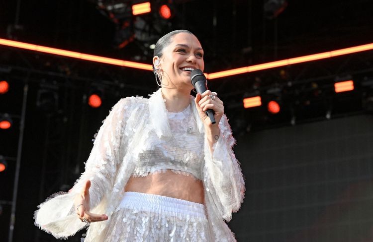 Jessie J, atteinte d’un cancer du sein, annonce le report de sa deuxième opération