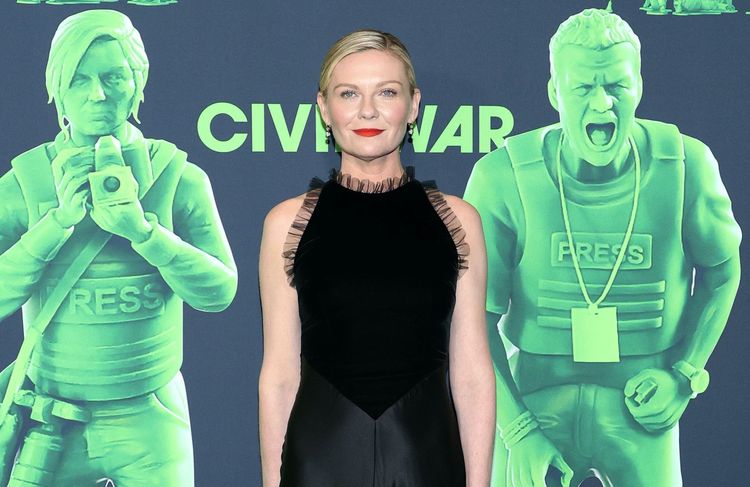 Kirsten Dunst éblouit dans une longue robe noire en satin, au petit col victorien