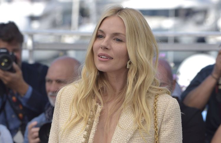 Sienna Miller : son astuce pour réveiller une tenue à un mariage