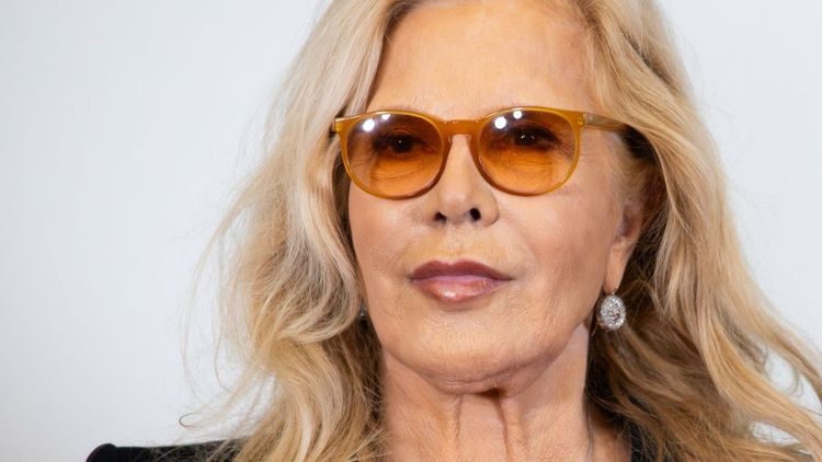 Sylvie Vartan cash sur son mariage avec Johnny Hallyday : “C’était chaotique…”