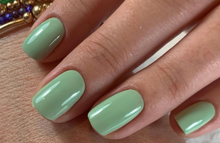 Ongles vert pistache : la manucure estivale qui s'adapte à toutes les carnations